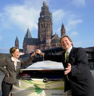 EWR übergibt Deutscher Weinkönigin neuen Opel Ampera