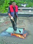 Die Flachdach-Abdichtung – ob mit Bitumen- oder mit Kunststoffbahnen - erfordert entsprechendes Fachwissen über die Materialeigenschaften, das richtige Temperaturfenster beim Verschweißen und die Sicherheit. So sind bei Arbeiten mit offener Flamme zwingend Feuerlöscher auf der Baustelle vorgeschrieben.