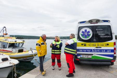 Wolfgang Dauser (SeaHelp), Frau Dr. Astrid Preininger und Thomas Keusch (beide Kirt) bei einer ausführlichen Besprechung in Punat (Krk/Kroatien) hinsichtlich der Planung des neuen Dienstes, den der SeaHelp-Kooperationspartner anbietet