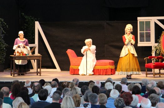 067_Sommernachtstheater_Sabrina Samer (Toinette), Martin Menne (Argan) und Eva-Maria Weiß (Angél.jpg