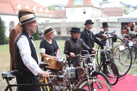 Hingucker: Antike Drahtesel und ihre Fahrer in historischen Kostümen / Foto: BNST