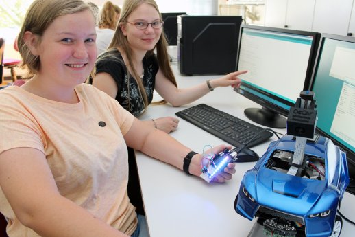 PM-2018-08-03-MINT for Girls - 16 Schülerinnen experimentieren an den Osnabürcker Hochschulen.JPG