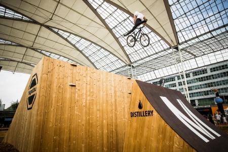 Radler im Anflug: Luftakrobatik zum Auftakt der "Bike & Style" am Münchner Airport, Foto: Florian Breitenberger