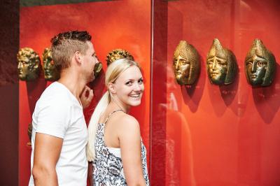 An der Donau begeistert das Straubinger Gäubodenmuseum Geschichtsfans mit seinem spektakulären Römerschatz. Der Fund aus antiken Masken, Rüstungen und Schmuckstücken gilt als einer der bedeutendsten römischen Funde in Deutschland. Foto: Tourismusprojekt Römerspuren/Helmut Weishäupl