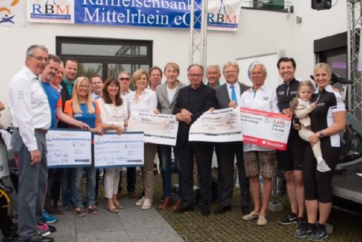 Spendenmarathon-Scheckuebergabe.jpg