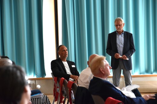 v.l.n.r. Dr. Best (Bildmitte), Dr. Serfling, Prof. Dr. Hof, Prof. Dr. Seidel in der Diskuss.JPG