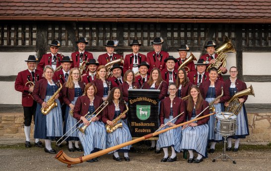 musikkapelle-traditioneller-tracht-beim-gruppenfoto.jpg