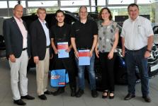 Feierliche Übergabe der Urkunden, (v.l.n.r.) Hauptgeschäftsführer der Handwerkskammer Reutlingen, Dr. Joachim Eisert, Präsident Harald Herrmann, Lehrling Leon Pfister, Mathias und Evelyn Bruckelt und der Geschäftsführer der Kreishandwerkerschaft Zollernalb, Jürgen Greß
