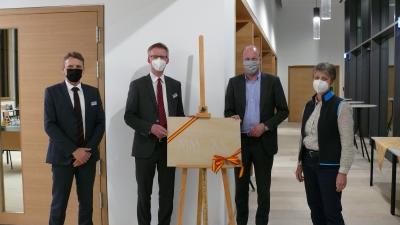 Bezirkstagspräsident Martin Sailer und Bezirkstagsvizepräsidentin Barbara Holzmann bei der Übergabe des Grundsteins der neuen Küferei durch den kfm. Leiter Georg Maas und Werkleiter Dr. Stefan Raueiser (jeweils v.l.n.r.) / Foto: Kloster Irsee/Harry Bittner