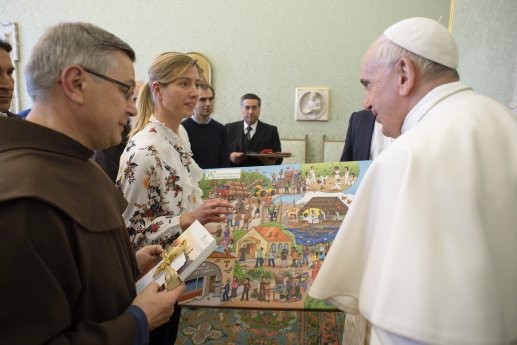 Mitarbeiter des MZF überreichen Papst Franziskus das signierte Wimmelbil....jpg