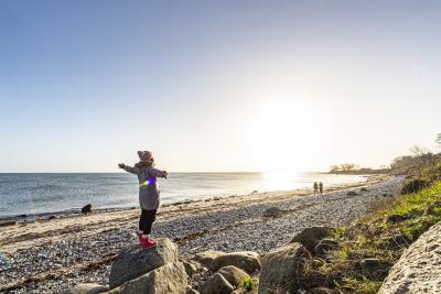 Vor allem im Herbst und Winter erscheinen die Strände viel weiter und laden zum Strandspaziergang ein. Bild: www.ostsee-schleswig-holstein.de / Oliver Franke