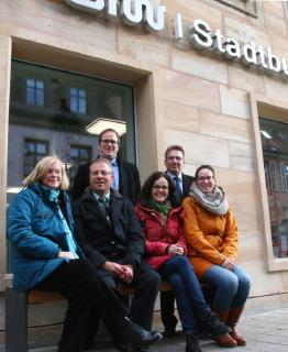 OB Janik (Mitte hinten) sowie Michael Bausch vom "Verein Bürger für die Goethestraße" bei der Einweihung der Bänke (Foto: HJKrieg, Erlangen)