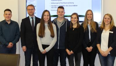 Erster Kreisbeigeordneter Dr. Jens Mischak (Zweiter von links) und Ausbildungsleiterin Julia Knodt freuen sich, dass am 1. August 2018 das Landratsamt frische Verstärkung erhalten wird. Das Foto zeigt die künftigen Azubis (von links): Marius Gemmer (Romrod), Alina Beckmann (Ilbeshausen), Luca Eric Zinn (Wernges), Anna-Lena Koch (Angersbach) und Jenny Koch (Lanzenhain) / Foto: Erich Ruhl-Bady