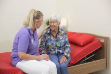 Therapiematratzen fördern den erholsamen Schlaf und das Wohlbefinden pflegebedürftiger Menschen.