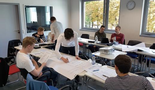 In einer kleinen Gruppe arbeiten die Studierenden besonders intensiv und lernen sich schon vor dem regulären Semesterbetrieb näher kennen. Foto/Marcus Wehrstein