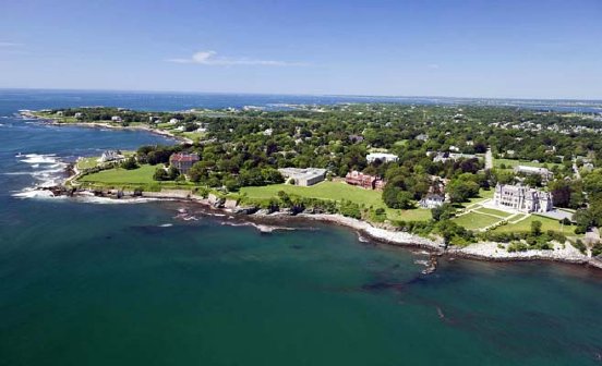 Panoramaansicht auf die Salve Regina University an der Küste von  Newport, Rhode Island (c).jpg