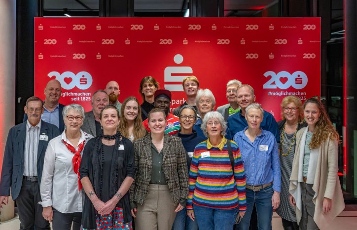 SPK Dr. Sonja Kastin mit der Jury und den Nominierten Bremer Bürger_innenpreis.jpg