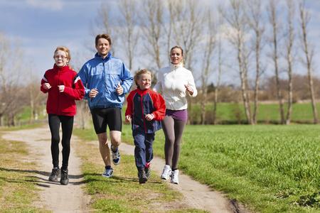Nicht allein trainieren zu müssen, steigert die Motivation erheblich - Foto:djd/Traumeel/thx