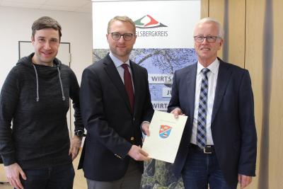 Finanzspritze für die neue Brücke über die Omena in Kirtorf: Erster Kreisbeigeordneter Dr. Jens Mischak (Mitte) überreicht im Beisein von Matthias Sebald (links) Kirtorfs Bürgermeister Ulrich Künz einen Bewilligungsbescheid in Höhe von fast 310.000 Euro / Foto: Sabine Galle-Schäfer/Vogelsbergkreis