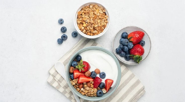 Muesli_Bowls_Healthy_Breakfast_warum_gesunde_Fruehstueckstrends_oft_Zuckerfallen_sind_ada5b901-.webp