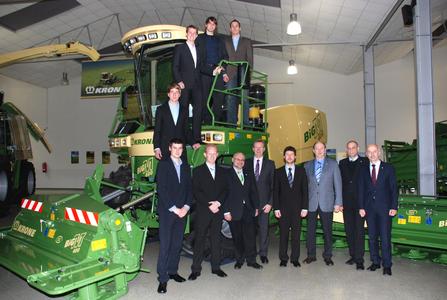 Für besondere Leistungen ausgezeichnet: (oben, von links) die Stipendiaten Patrick Fockers, André Laatz, Lasse Müller, Johannes Rolwers, (unten von links:) Alexander Pluznikov und Carsten Kleinheider – zusammen mit Klaus Reinhardt, Uwe Sasse (Krone), Prof. Dr. Eberhard Wißerodt, Prof. Dr. Norbert Bahlmann (Hochschule Osnabrück), Uwe Schöttler und Dr. Josef Horstmann (Krone)