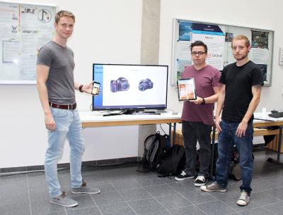 Ein Projekt „für den Eigenbedarf“ präsentierten Fabian Hüging, Florian Molleker und Manuel Richter (v. l.): Mit drei weiteren Kommilitonen haben sie eine neue Version für eine Anwendung zur Geräteausleihe im Medienlabor der Hochschule Osnabrück geschaffen (Foto: Lidia Uffmann, Hochschule Osnabrück)