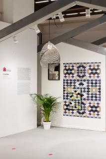 Preisträgerin Daniela Gehrlein (Fachhochschule Rosenheim, Studiengang Innenarchitektur) liefert mit ihrem Raum- und Möblierungskonzept Filocker ein Beispiel dafür, wie Textilien zu multifunktionalen Lösungen und damit zu optimaler Platzausnutzung beitragen können: Aus dekorativen Filzkugeln hergestellt, ist es Wandobjekt und Sitzgelegenheit zugleich.