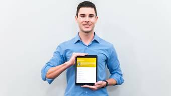 Pastor Jared Martin mit der App zum Bibelstudienheft © Foto: Adventist Record