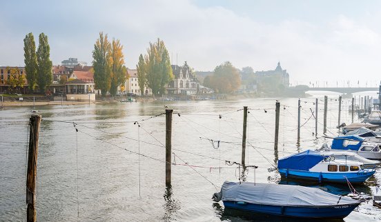 Konstanz-Seerhein-Rheinbruecke-Boot-Nebel-01_Copyright_MTK-Dagmar-Schwelle.jpg