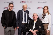 Die ausgezeichneten Preisträger 2025 v.l.: Martin Stollberg (Medienpreis), Prof. Dr. med. Jürg Kesselring (Ursula Späth-Preis) und (r.) Yvonne Brückner (Pflegepreis) mit ihrem Mann Andreas an der Seite