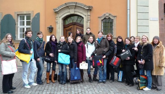 Die Seminargruppe des FachesKunst vor dem Goethe-Nationalmuseum in Weimar (Foto Johanna Tew.JPG