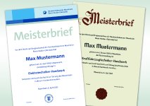   Jungmeisterinnen und Jungmeister erhalten nach erfolgreichem Abschluss ihrer Meisterprüfungen grundsätzlich den offiziellen Meisterbrief der Handwerkskammer Mannheim Rhein-Neckar-Odenwald in einem modernen Layout überreicht (links im Bild). Wer möchte, kann ab sofort seinen Meisterbrief zusätzlich jedoch auch in einer traditionellen Optik mit nostalgischer Schrift bestellen. Foto: Handwerkskammer