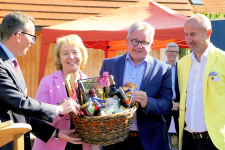 Übergabe eines Spezialitätenkorbes an Minister Guido Wolf. Tourismusminister Guido Wolf (3. von links) erhielt in Bräunlingen-Unterbränd einen "Natürlicher Dorfurlaub"-Spezialitätenkorb von Landrat Sven Hinterseh (Schwarzwald-Baar-Kreis; 1. von links), STG-Projektleiterin Heide Glasstetter und STG-Geschäftsführer Hansjörg Mair (4. von links)