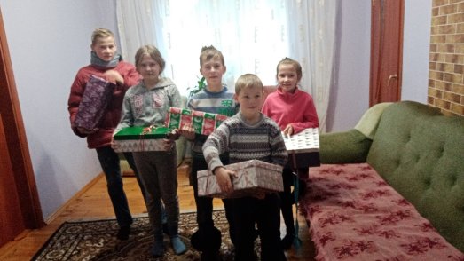 Kinder in der Ukraine freuen sich über die Geschenke.