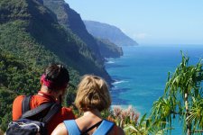 Tropenglück: Wanderer an der Na-Pali-Küste auf Hawaii