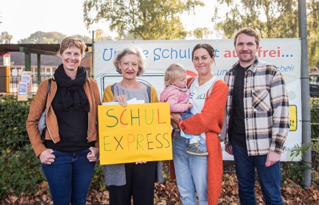 Ideengeberin Verena Nölle, Schulleiterin Martina Behm-Kresin, Organisatorin Anna-Lena Rathjen & Public Relations Manager Eric Figura (v.l.n.r.) bei der feierlichen Veranstaltung des Schulexpresses.
