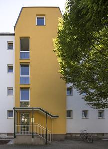 Goldocker verbindet: Histolith Goldocker 20 an den Treppenhäusern wird an den Fensterbändern auf Vorder- und Rückseite aufgegriffen. Der einheitliche Akzentton vermittelt Zusammengehörigkeit und prägt das Gebäude sehr markant, Foto: Caparol Farben Lacke Bautenschutz/Martin Duckek