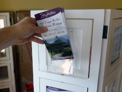 Zu den Angeboten des umgebauten Präsentationsmoduls passende Werbeflyer können von interessierten Kunden gleich mitgenommen werden.