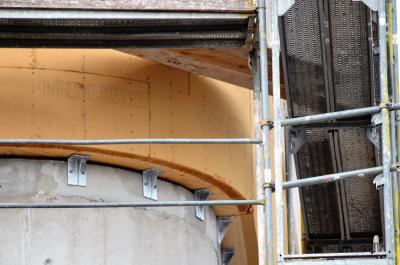 Besonderes Verarbeitungs-Know-how gefragt: Um die Biegung des Gebäudekorpus' auf die schwereren und oberflächenhärteren Holzfaserdämmplatten des Typs INTHERMO HFD-Exterior Compact zu übertragen, war eine besondere Verarbeitungsmethodik erforderlich, die INTHERMO und ZÜBLIN Timber gemeinsam entwickelten. Foto: Achim Zielke für INTHERMO, Ober-Ramstadt; www.inthermo.de