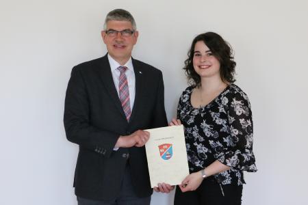 Landrat Manfred Görig gratulierte Elisabeth Roth zum abgeschlossenen Studium. Foto: Gaby Richter