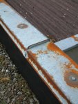 Dieser Zustand einer Mauerabdeckung des Flachdaches wäre bei der vorgeschriebenen Überprüfung gemäß Flachdachrichtlinie schon lange beanstandet worden.