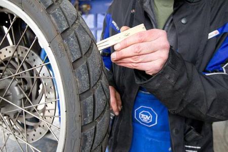 Auf der Checkliste für den Bike-Saisonstart ganz oben: die Reifen
