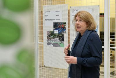 Kuratorin Dr. Annette Becker, DAM, beim Rundgang durch die Ausstellung Fahr Rad! / Copyright mbfotografie/ Die Sparkasse Bremen