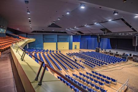 Stadthalle Wilhelmshaven setzt auf VIO L210 von dBTechnologies für flexiblen Bühneneinsatz