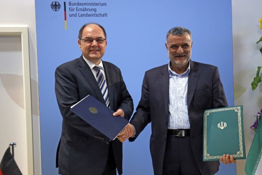 Bundesminister Schmidt (l.) unterzeichnet Vereinbarung zur Zusammenarbeit mit dem Iran -.jpg