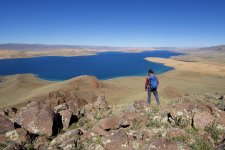 Sich auf ein Abenteuer einlassen: In der Mongolei (Foto Wanderer am Khar-See) gehört eine Jurtenübernachtung dazu