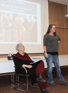Kreisbeigeordnete Stephanie Kötschau (stehend) begrüßte die Sozialwissenschaftlerin Dr. Elke Schüller aus Frankfurt. Sie ordnete in ihrem Vortrag die Geschichte des Frauenwahlrechts ein. 1918 – vor 100 Jahren – wurde das Frauenwahlrecht in Deutschland eingeführt. Foto: Erich Ruhl-Bady
