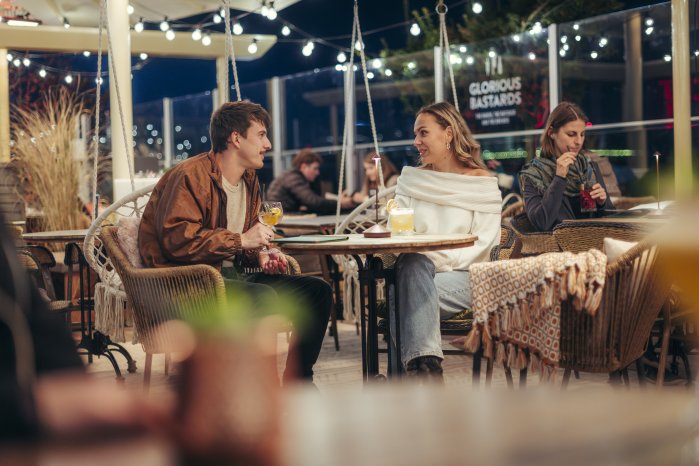 Konstanz-Restaurant-Glorious-Bastards-Terasse-Abend-Cocktail-Gruppe-02_Copyright_MTK-Leo-Le.jpg