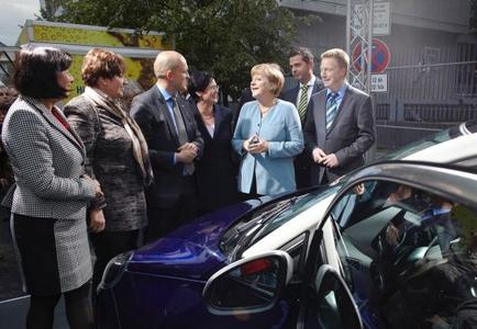 Bundeskanzlerin Angela Merkel zeigte großes Interesse am neuen Opel ADAM beim Sommerfest der Landesvertretung Thüringen in Berlin. Mit dabei: Thüringens Wirtschaftsminister Christoph Matschie (rechts) und Ministerpräsidentin Christine Lieberknecht (links neben der Bundeskanzlerin)