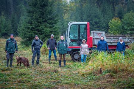 Michaela Fedeli (von links), stellvertretende Projektleitung vom Naturschutzgroßprojekt (NSG) Vogelsberg, Ruben Max Garchow, Projektleiter des NSG Vogelsberg, Anja Püchner, Amtsleiterin des Amtes für Wirtschaft und den ländlichen Raum, Axel Norgall, HessenForst, Forstamtsleiter Schotten, Christoph Hardt, zweiter Vorsitzender des Trägervereins Natur- und Lebensraum Vogelsberg, Rupert Meier, Ingenieurbüro Meier&Weise, zuständig für die Baustellenüberwachung und naturschutzfachliche Baubegleitung sowie Klaus Pfarrer, HessenForst, Funktionsbeamter Naturschutz / Foto: Stefan Weidlich/Vogelsbergkreis